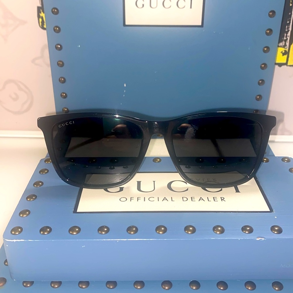 New Dark Grey Polarized Square Men's Sunglasses
Model No. GG0404S 008 - Picture 3 of 9